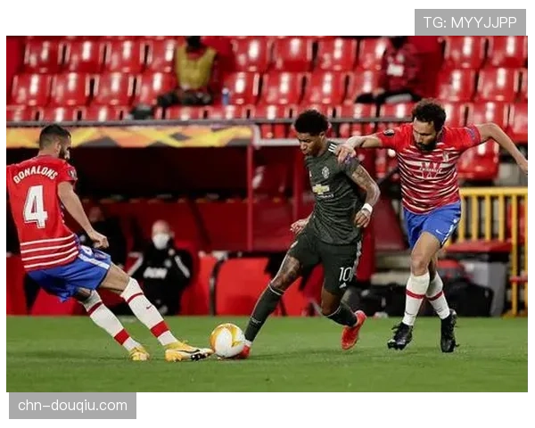 场边观察:格拉纳达教练组频繁通过平板电脑向场上队员展示防守站位示意图 场边观察:格拉纳达教练组频繁通过平板电脑向场上队员展示防守站位示意图