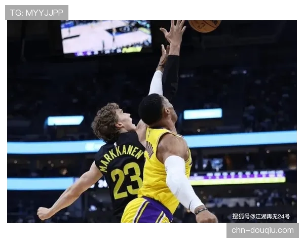 朗斯主帅萨奇强调防守纪律，3-4-2-1体系注重区域协同